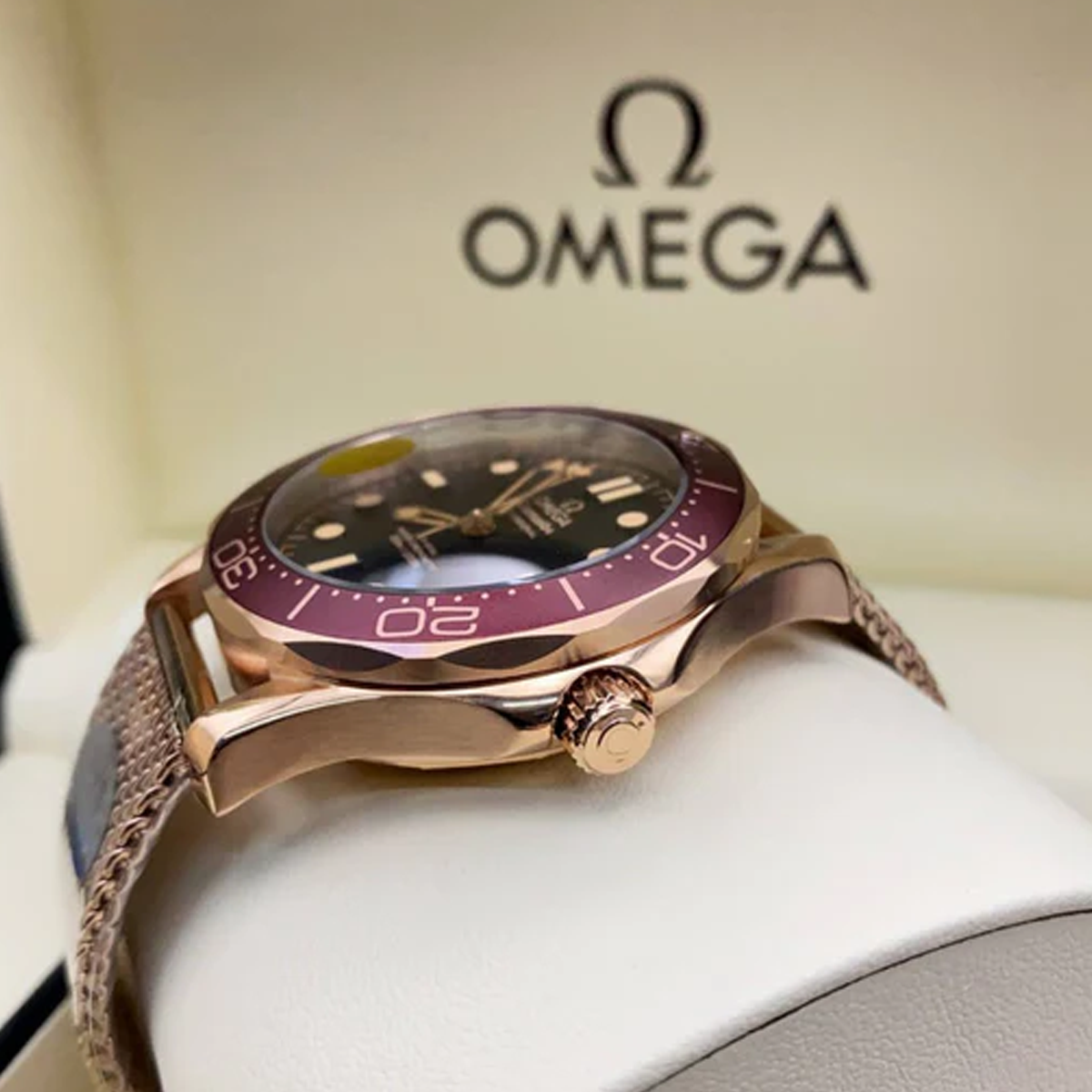 Omega-Seamaster “007 edition” Red & Gold