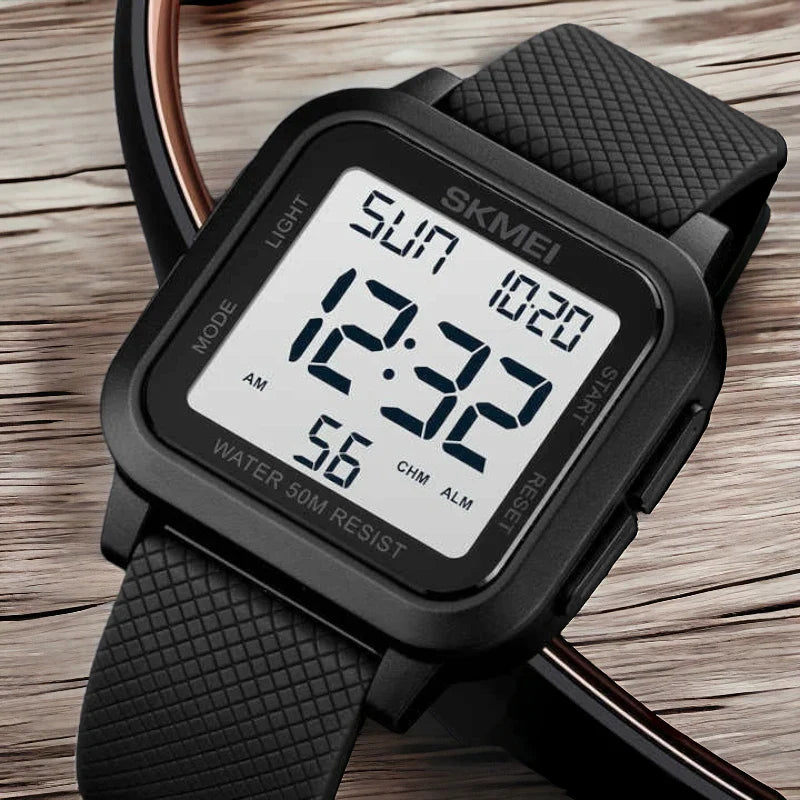 SKMEI 1894 ساعة رياضية رقمية مقاومة للماء متعددة الوظائف للجنسين لون اسود بمينا أبيض