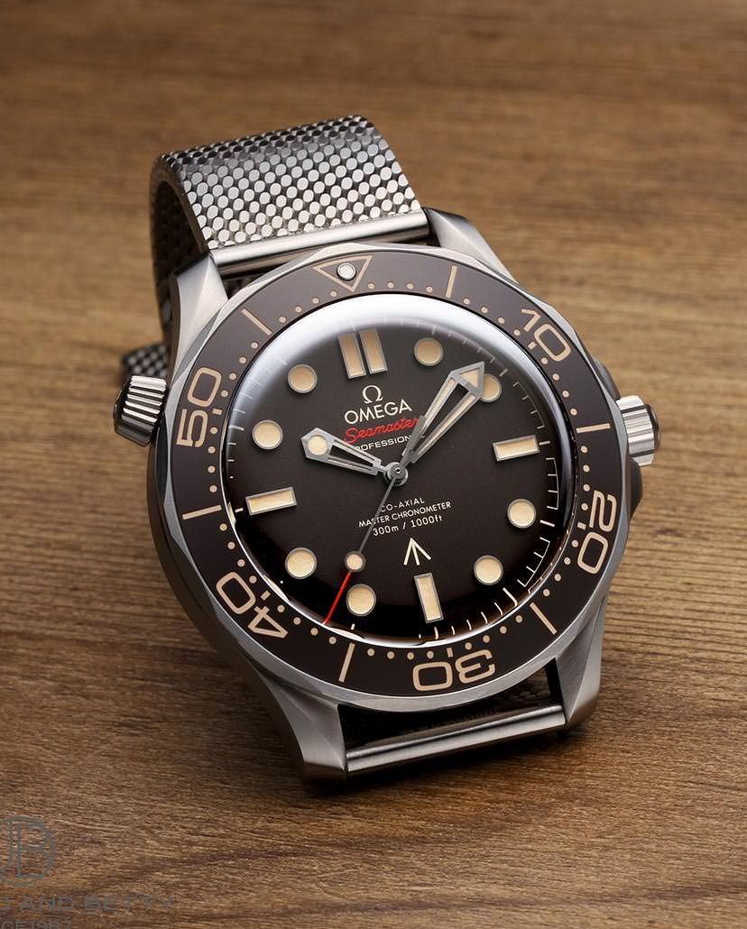 Omega-Seamaster “007 edition” Black & Gold
